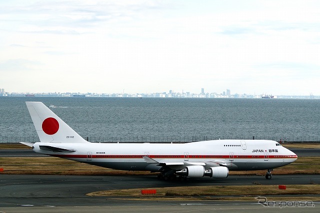 羽田空港のVIPスポットを出て、C滑走路（34R）に向かってタキシングしていく政府専用機。国内間の移動に使われるのは非常に珍しい。