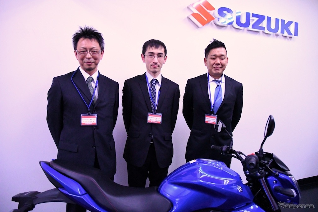 ジクサー日本導入モデルを担当したスズキの開発陣。左からチーフエンジニア田中強 氏、デザイン担当・毛塚康太、走行性能担当の大庭茂氏。