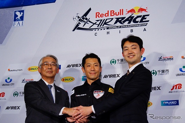 左から石井一郎・浦安副市長、室屋義秀選手、熊谷俊人・千葉市長。