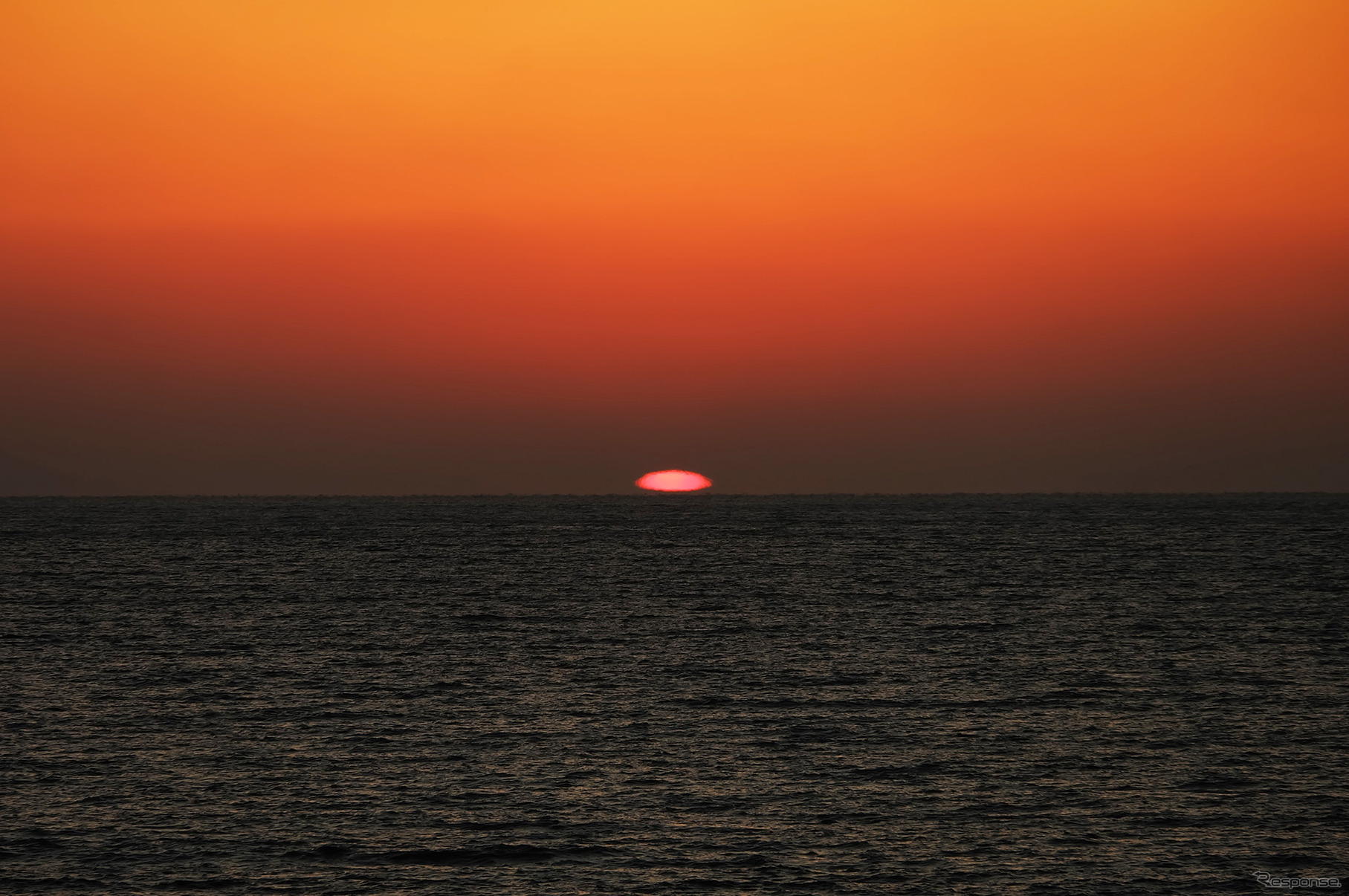 日没終了直前。水平線から浮いているように見える。