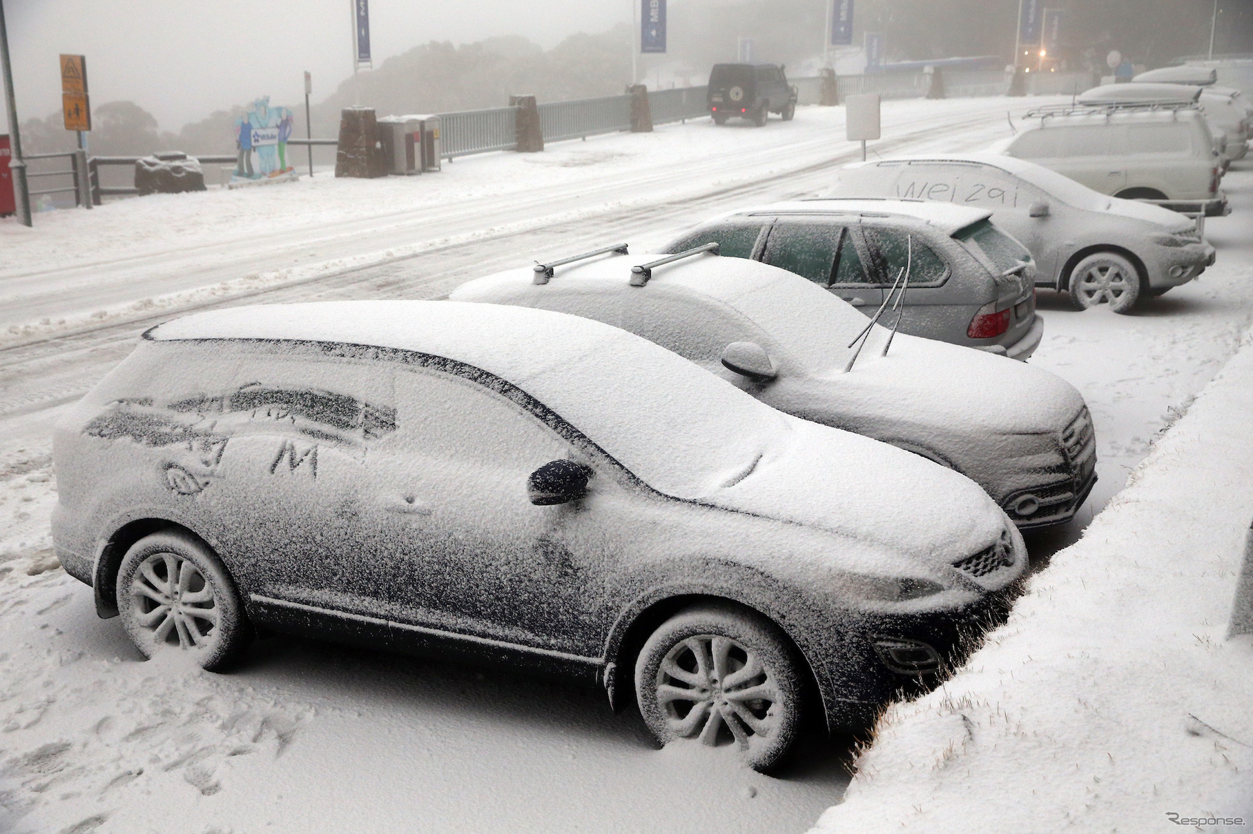 積雪時にワイパーを立てる例　(c) Getty Images