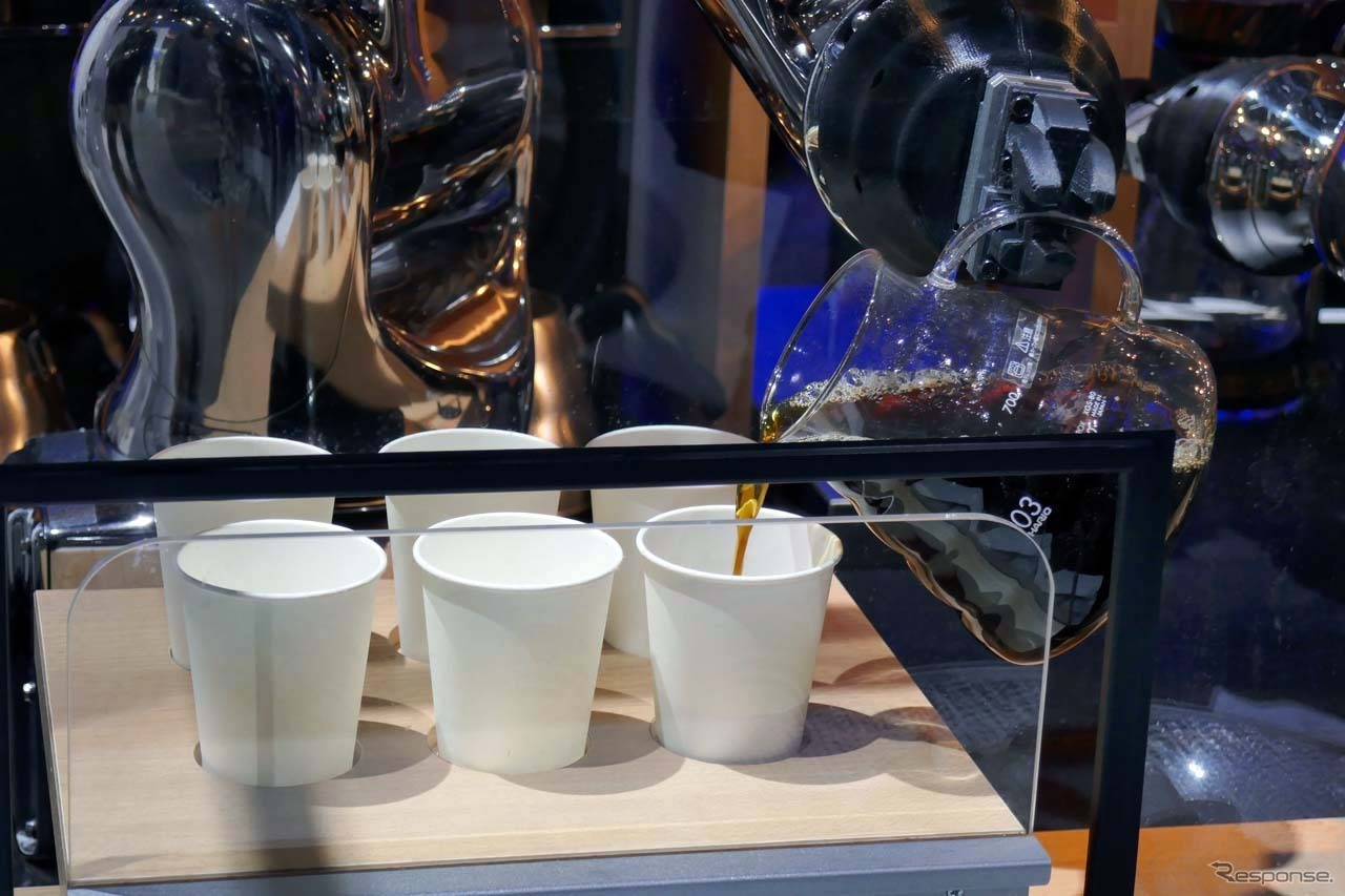 どのカップにも定量で注いでいくのはロボットならではの作業