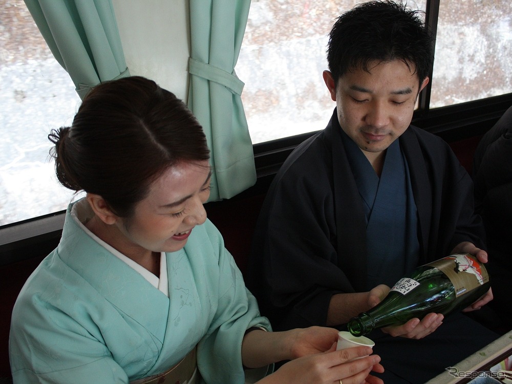 愛知県からやってきた「酒飲み友達」の男女二人。「喉越しがいい。車窓もきれい」とご満悦の様子だった。