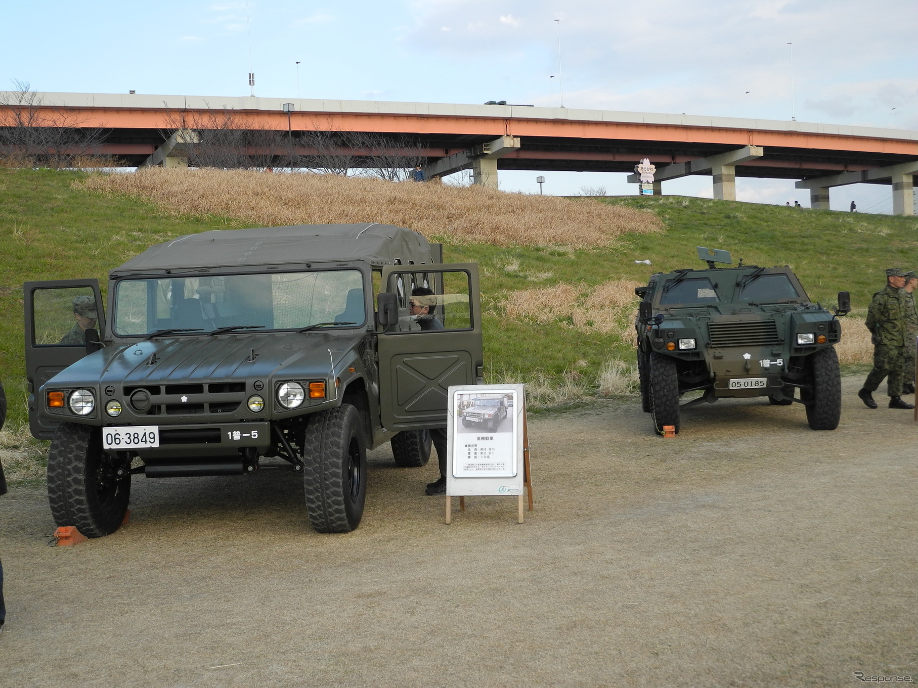 自衛隊の高機動車（左）と軽装甲機動車