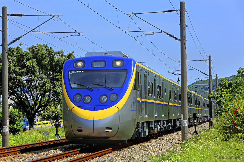 台湾鉄路のEMU800形。こちらはJR四国8000系に似せたデザインでラッピングされる。