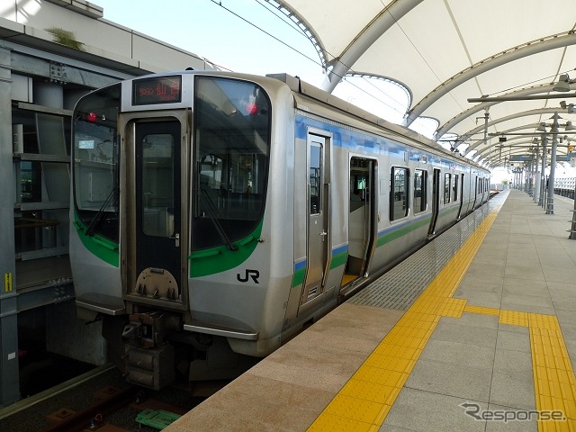 仙台空港アクセス線ではJR東日本と仙台空港鉄道の相互直通運転が行われている。写真は仙台空港鉄道の仙台空港駅で発車を待つJR東日本の車両。