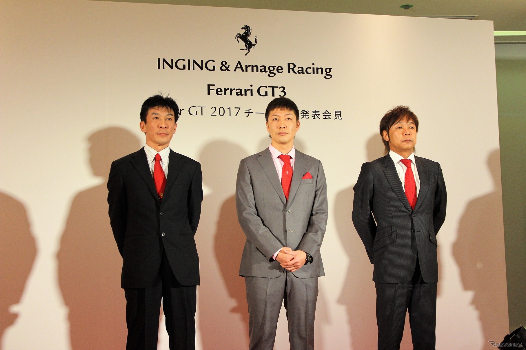 左から、NGING & Arnage Racingチーム監督の伊藤宗治氏、都筑晶裕選手、新田守男選手