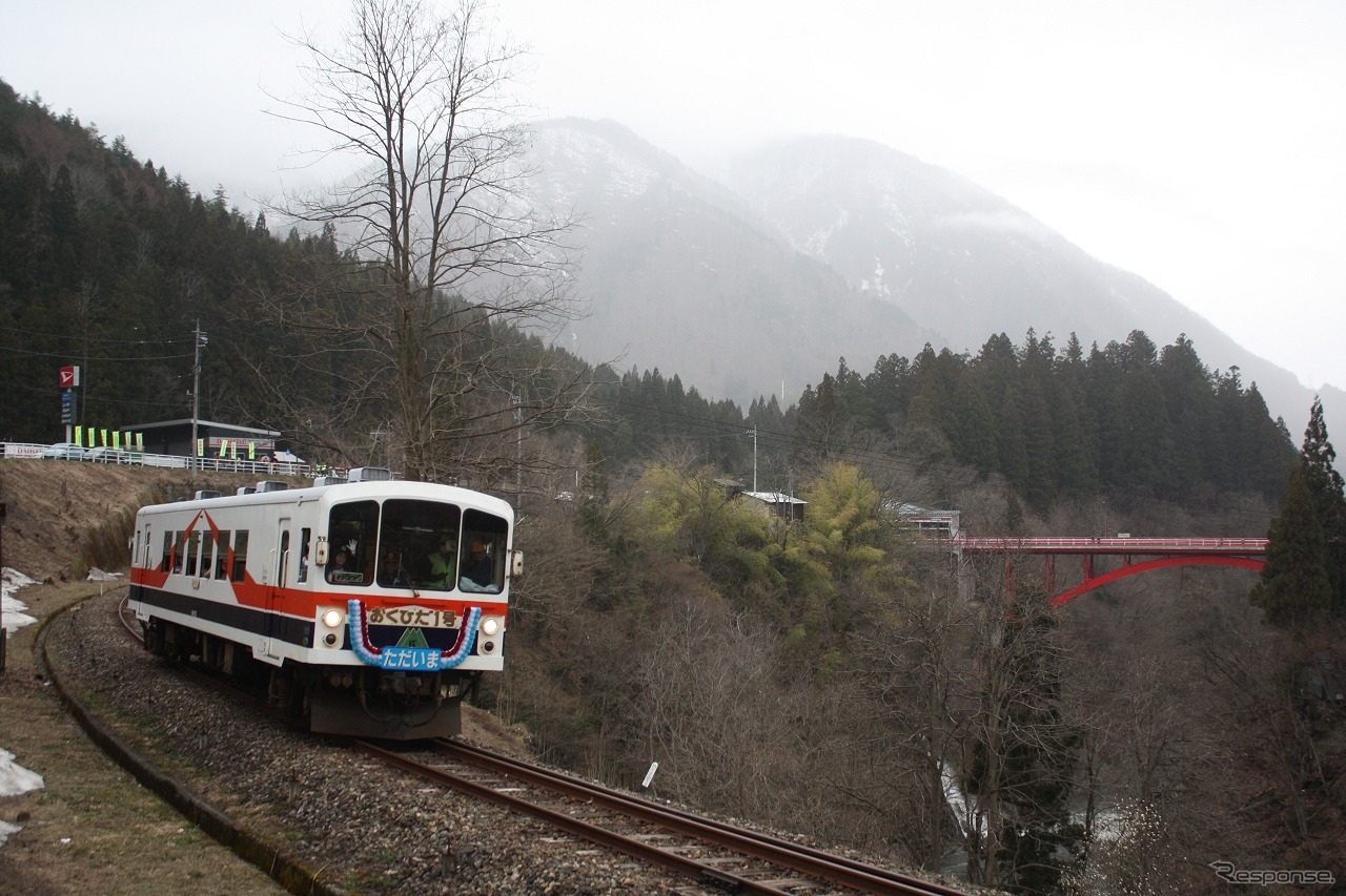 約10年ぶりに神岡線の線路を走った「おくひだ1号」。冬頃まで奥飛騨温泉口駅で展示される。