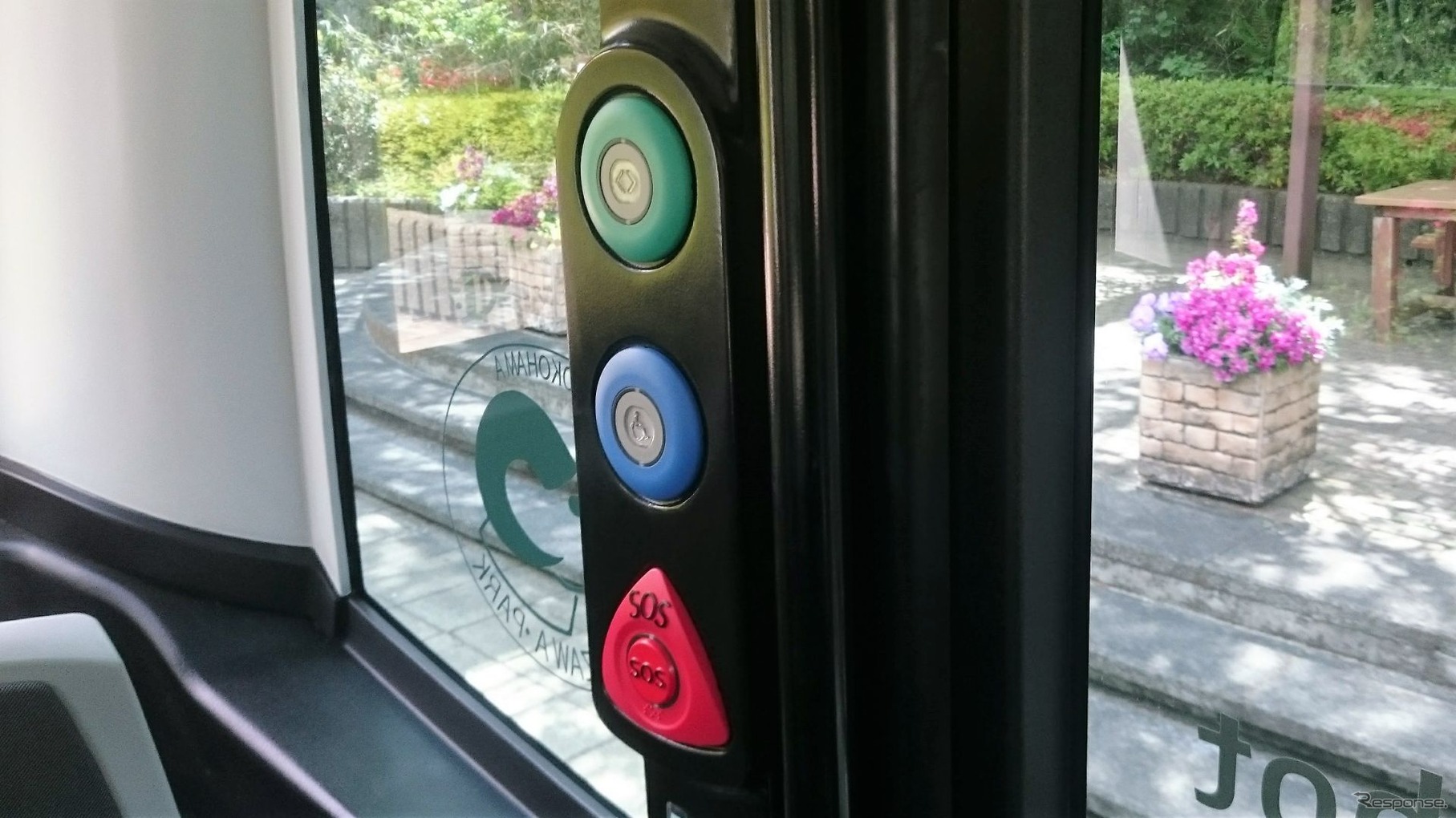 車内から乗客が操作できるボタン。上からドア開閉、車いす用スロープ展開、緊急停止ボタン。