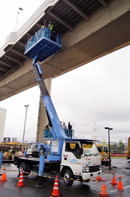 実際の高架橋を使い、高所作業も体験。地上からの高さは約10mとのこと。