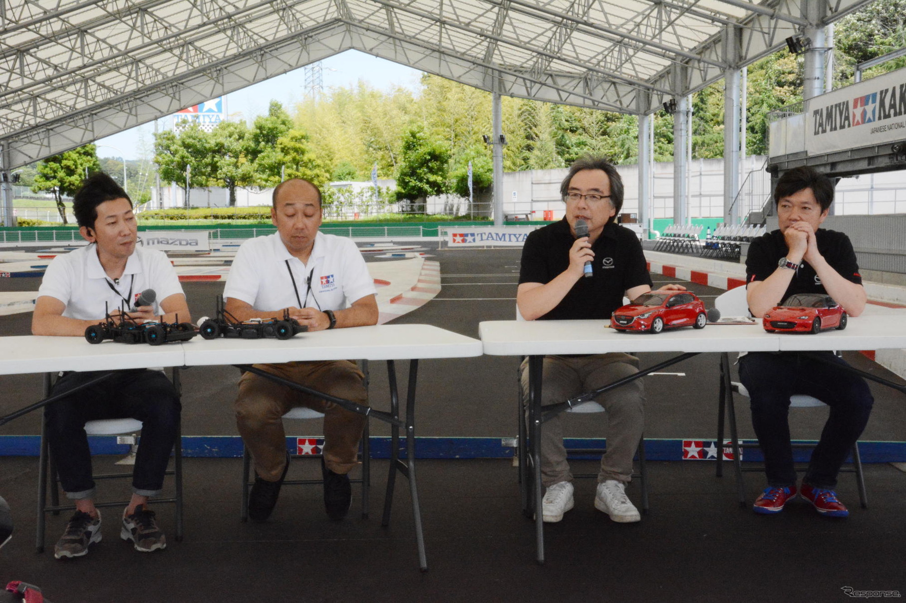 左から前住氏、鈴木係長、野間本部長、中山開発主査兼チーフデザイナー