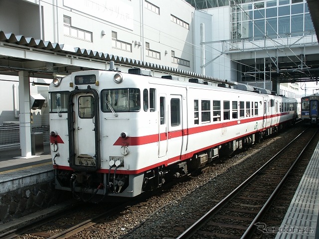 八戸線の普通列車で運用されているキハ40系。キハE130系500番台はキハ40系の置換えを目的に導入される。