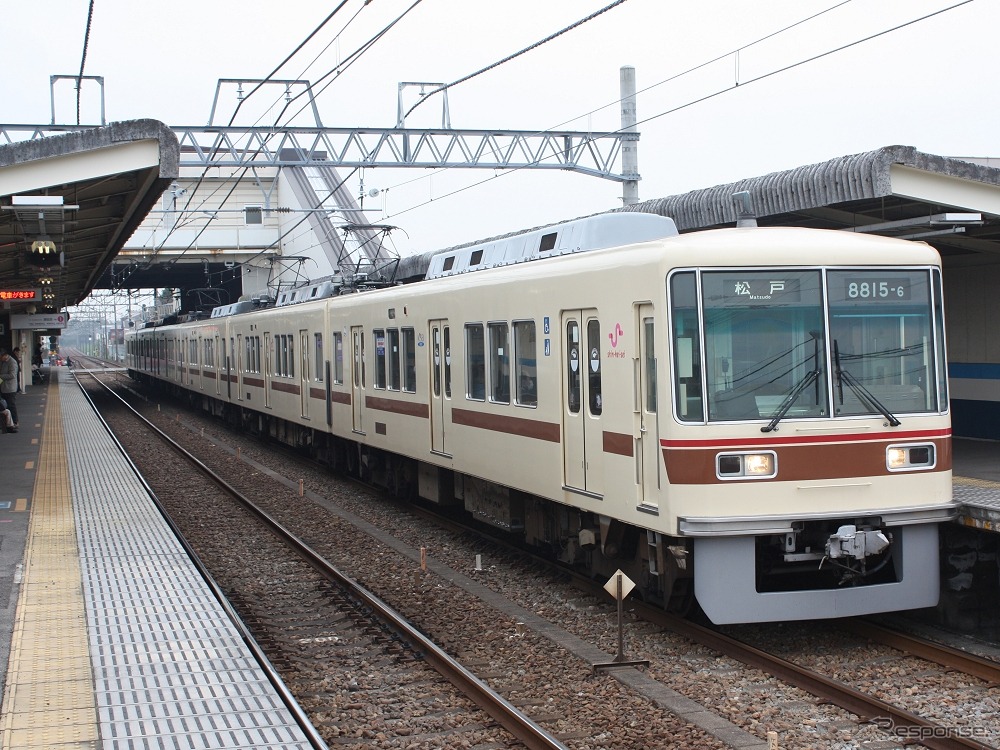 三咲駅に停車中の電車。