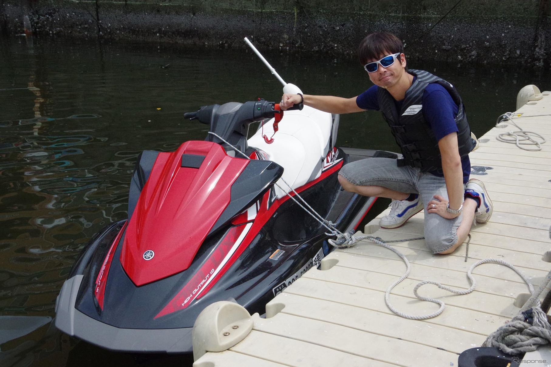 教習艇の水上バイクと青木タカオ氏。無事、免許取得に成功した