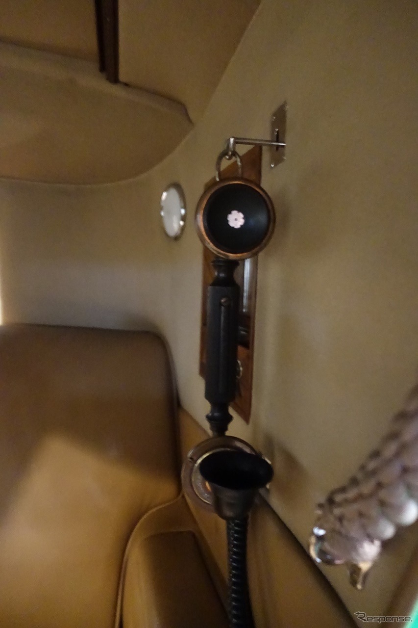 Cピラーに相当する、後席の横はプライバシーが守るように壁になっている。そこにかけられている古風な受話器。ブルートゥースを接続すると通話ができるというのだから驚きだ。