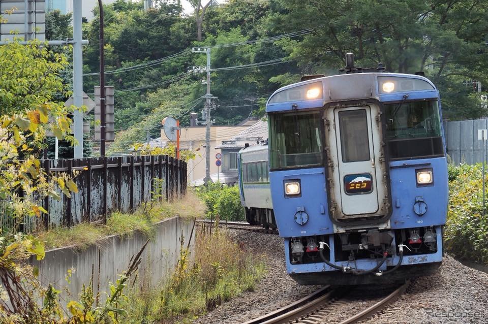 運行再開の目途が立っていない函館本線長万部～小樽間を通過する臨時特急『ニセコ』。この列車は9月11日までの運行が予定されていたが、運休が決定している。