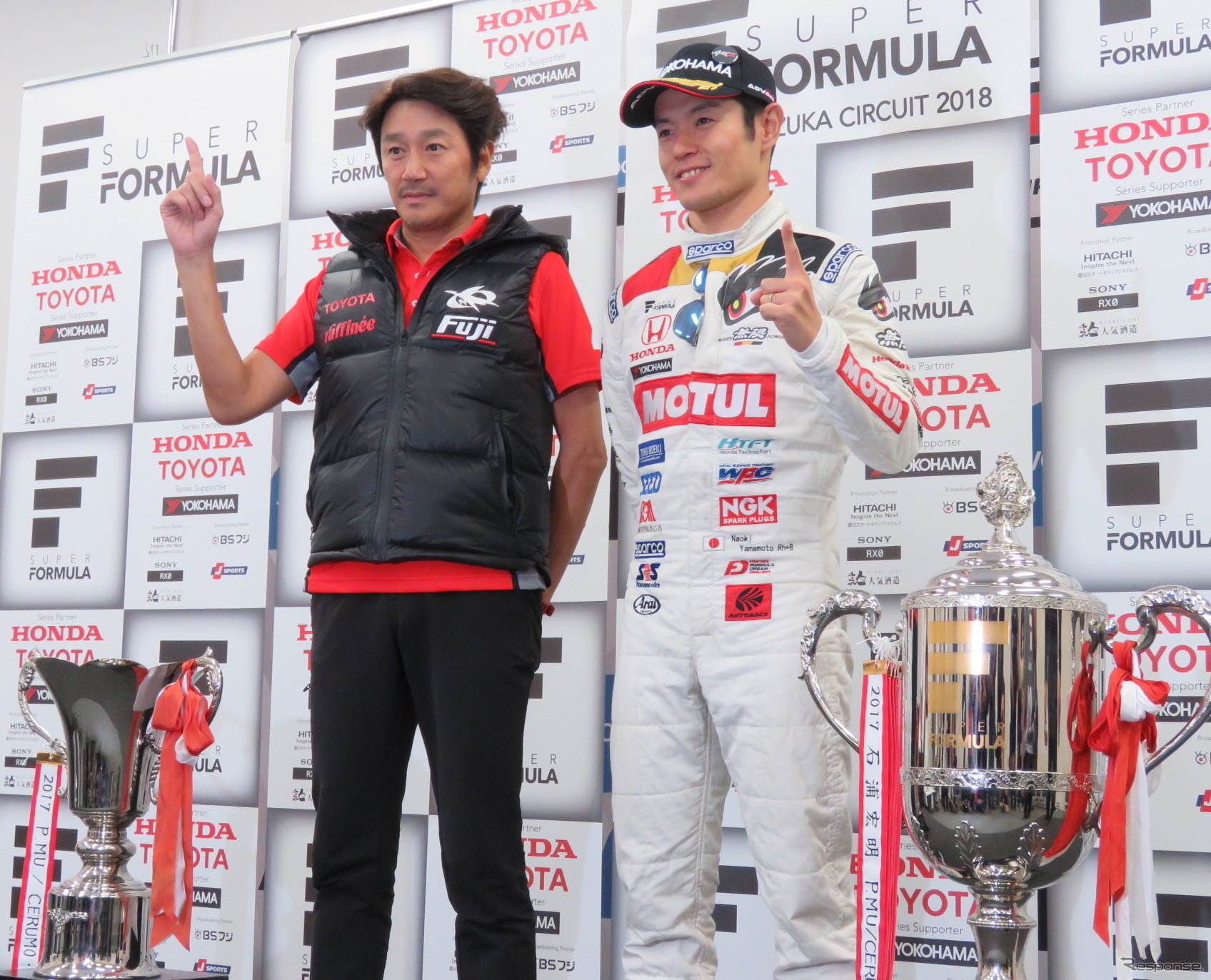 SFのチーム部門王者KONDO RACINGの近藤真彦監督（左）、SFドライバーズチャンピオンの山本尚貴（右）。