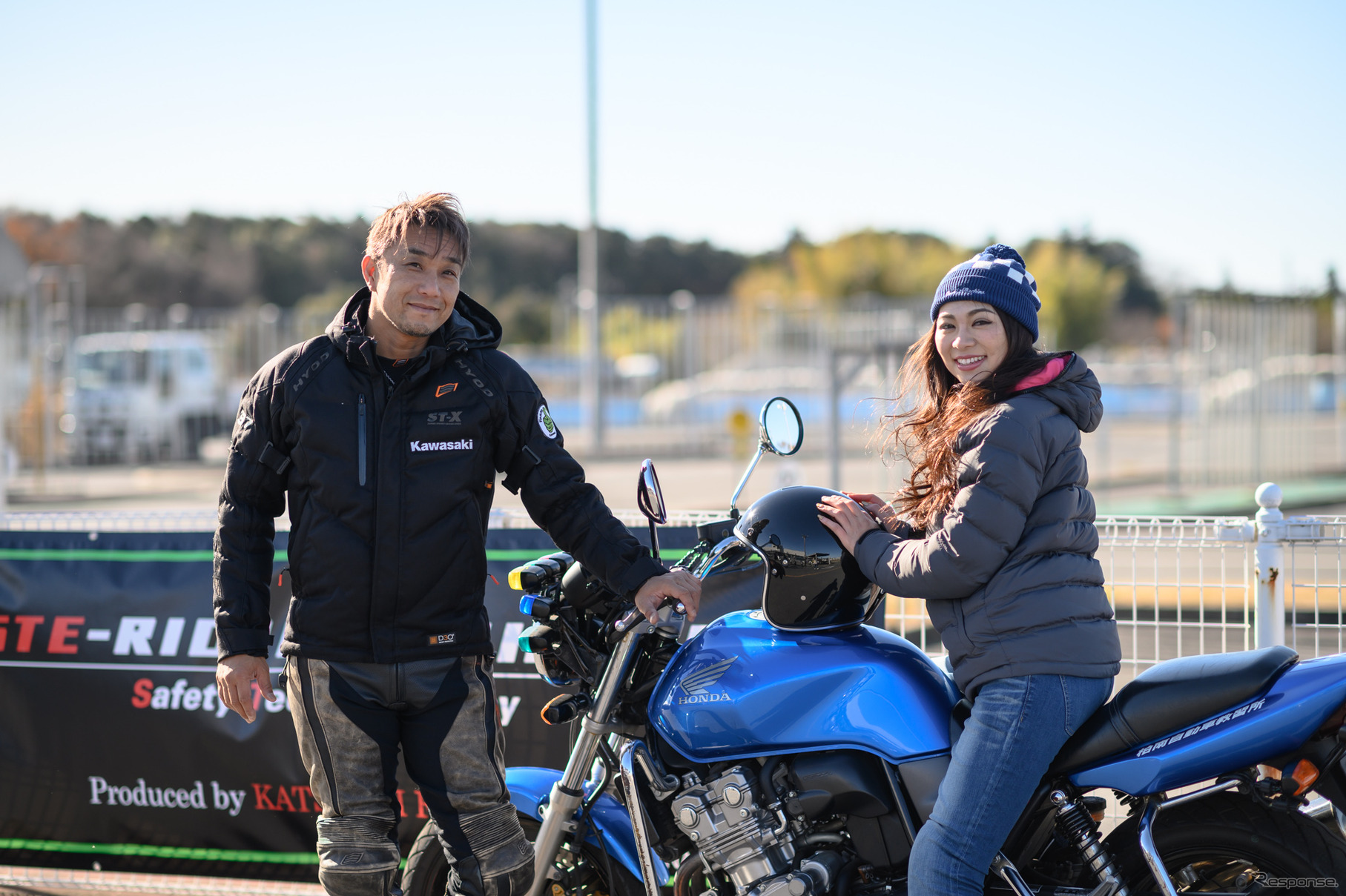 ミニ・ユニバース千葉の一ツ山里紗さんと「STE RIDING SCHOOL」を主催するレーシングライダー藤原克昭さん。
