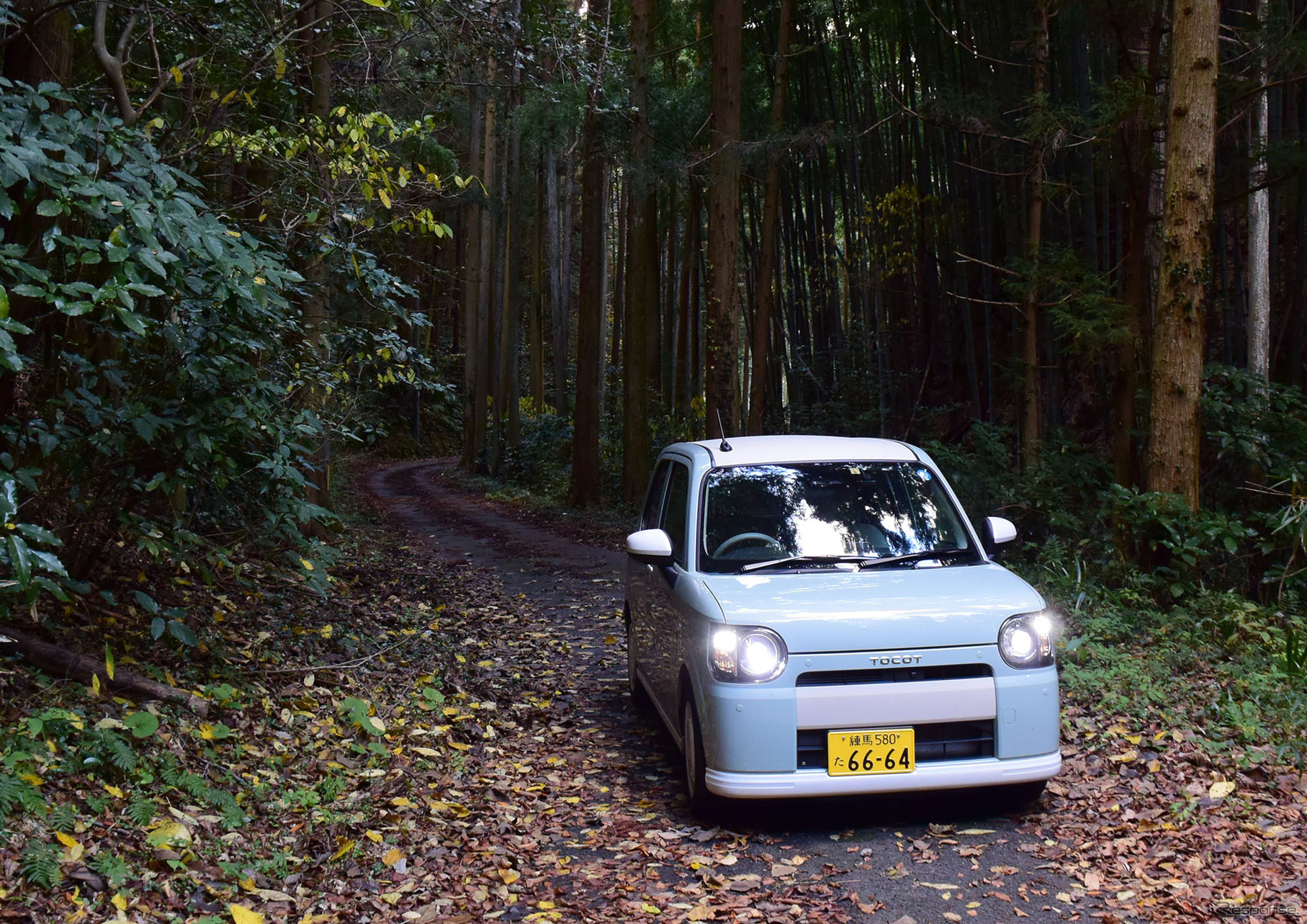 島根の山奥の隘路を走る。車幅の狭い軽自動車はこういうルートを走るには最高だ。