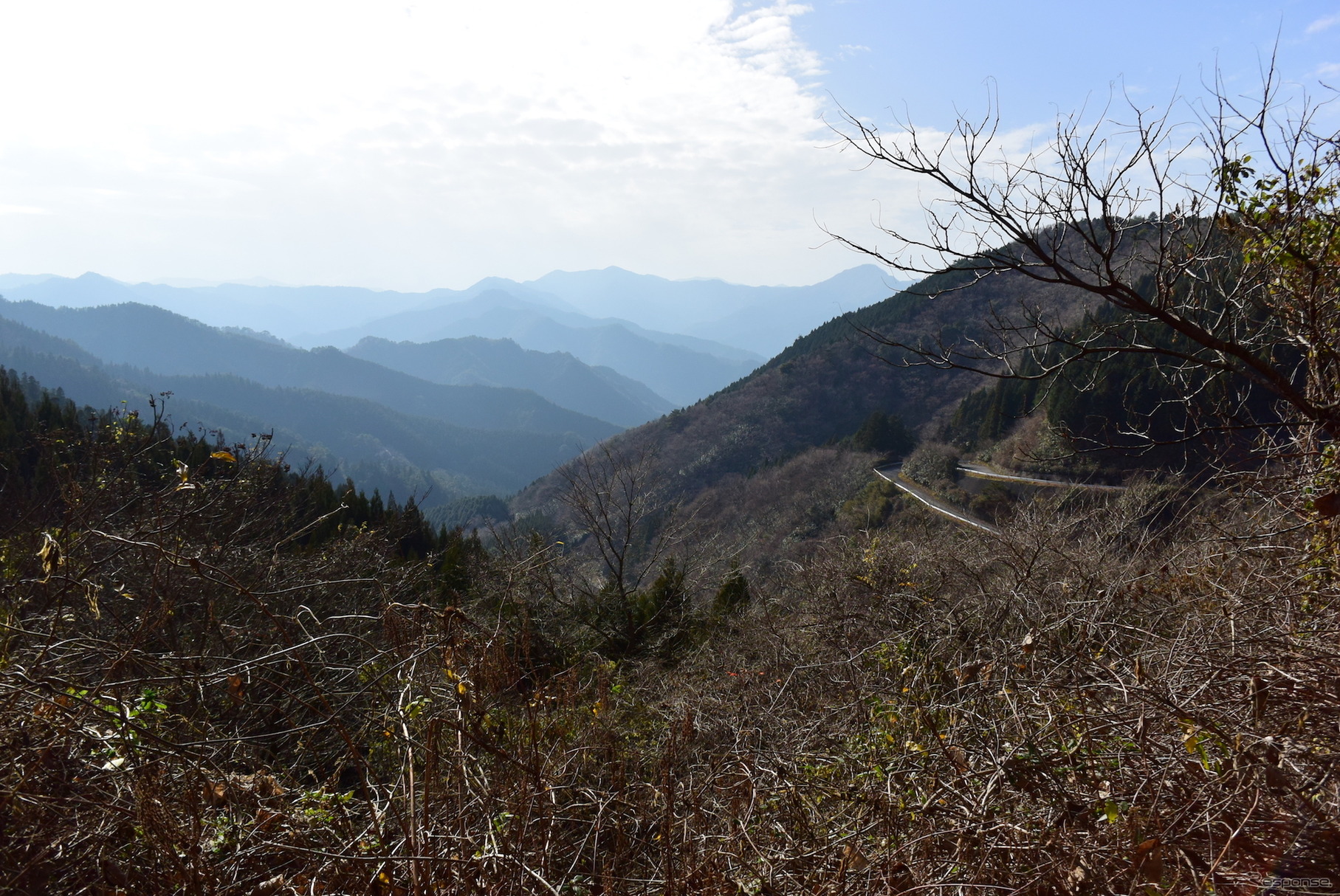 果てしなく山が続く九州山地。経路によってはワインディングロードが100km、200kmと続くのがこのエリアのドライブの特徴だ。足のいいクルマならストレスも少ない。