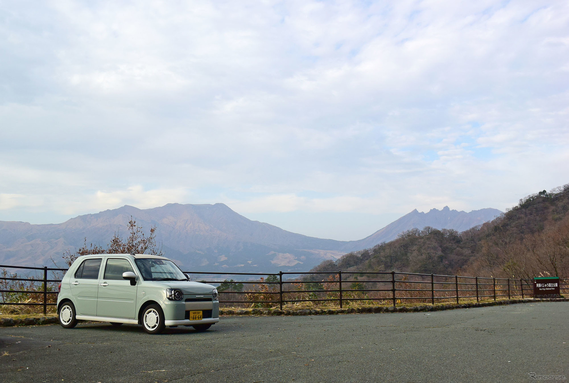 阿蘇山をバックに記念写真を撮った。