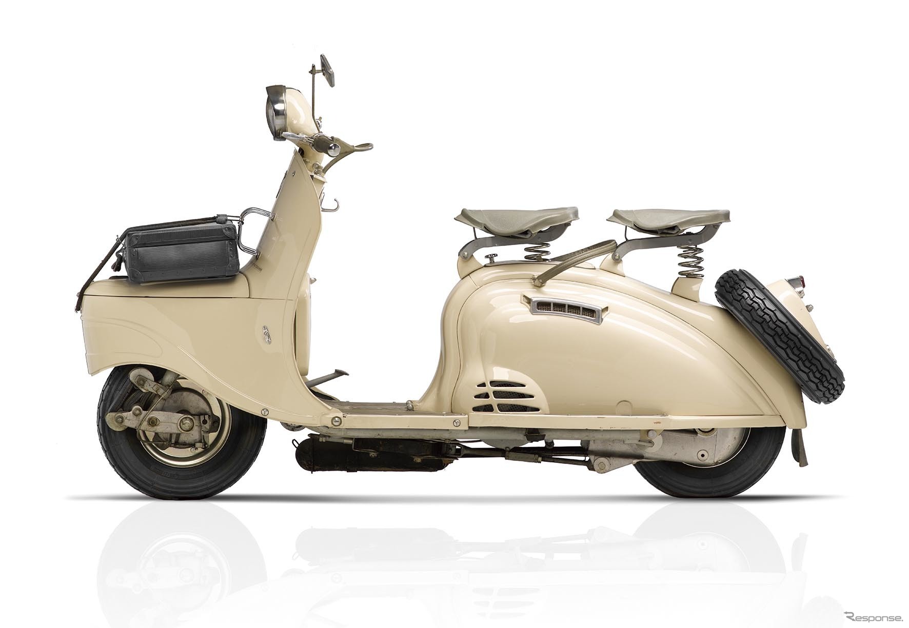 1953年に登場したプジョー初のスクーター「S55」。クルマのプジョー「203」を想起させるボディが特徴