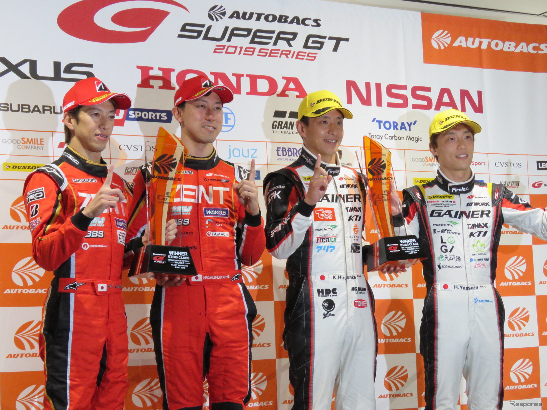 左からGT500優勝の立川、石浦、GT300優勝の平中、安田。