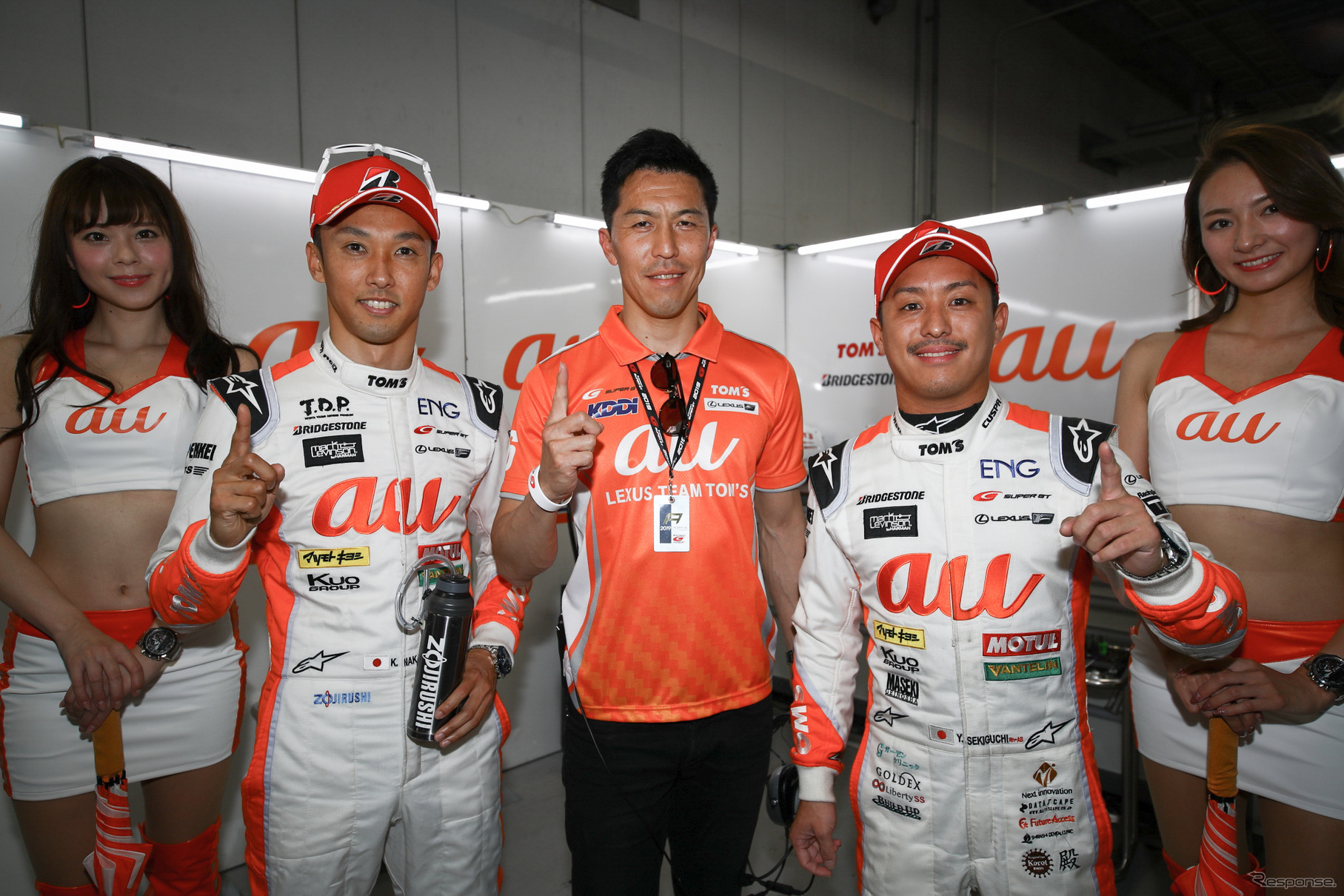 GT500のポールを獲得した#36 LC500陣営（中央左から中嶋、伊藤大輔監督、関口）。