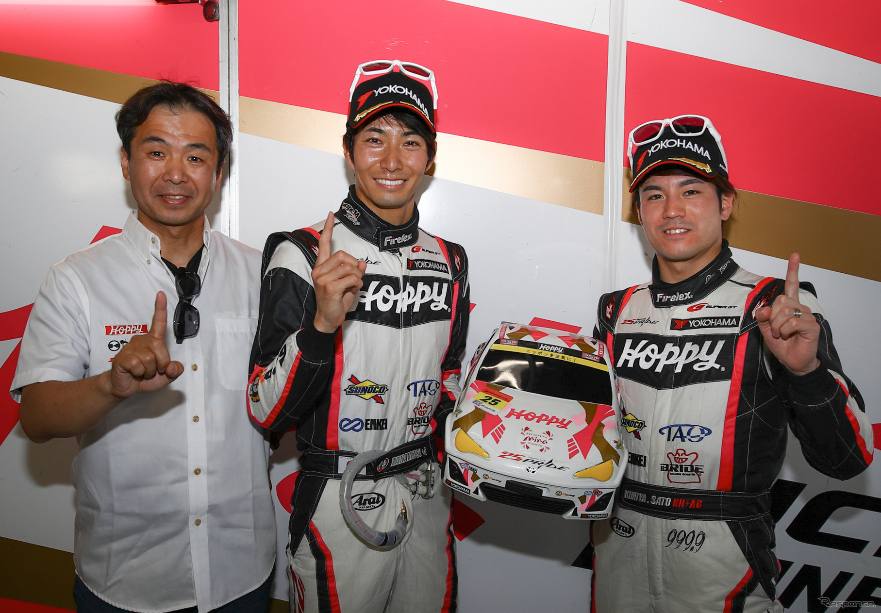GT300のポールを獲得した#25 HOPPY 86 MC陣営（左から土屋武士監督、松井、佐藤）。