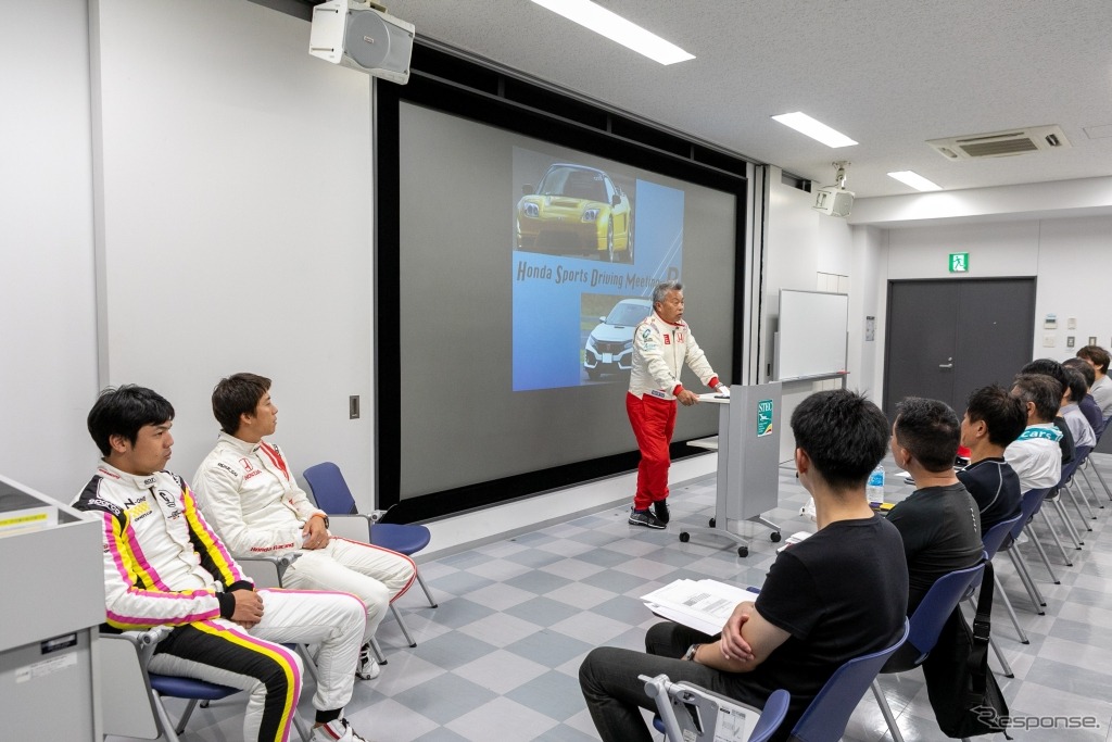 HSDM特別講師でレーシングドライバーの岡田秀樹氏（中央）と、左から中山友貴選手、伊沢拓也選手