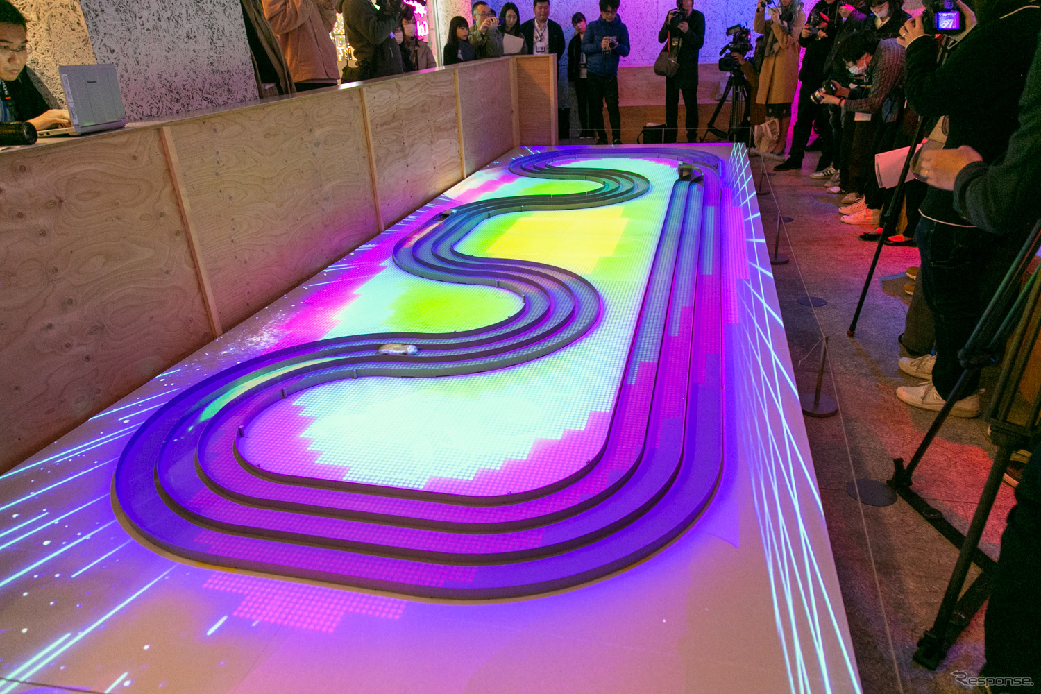 光と映像、音で彩るミニ四駆　ソニーのテクノロジーを用いたコースが渋谷に登場