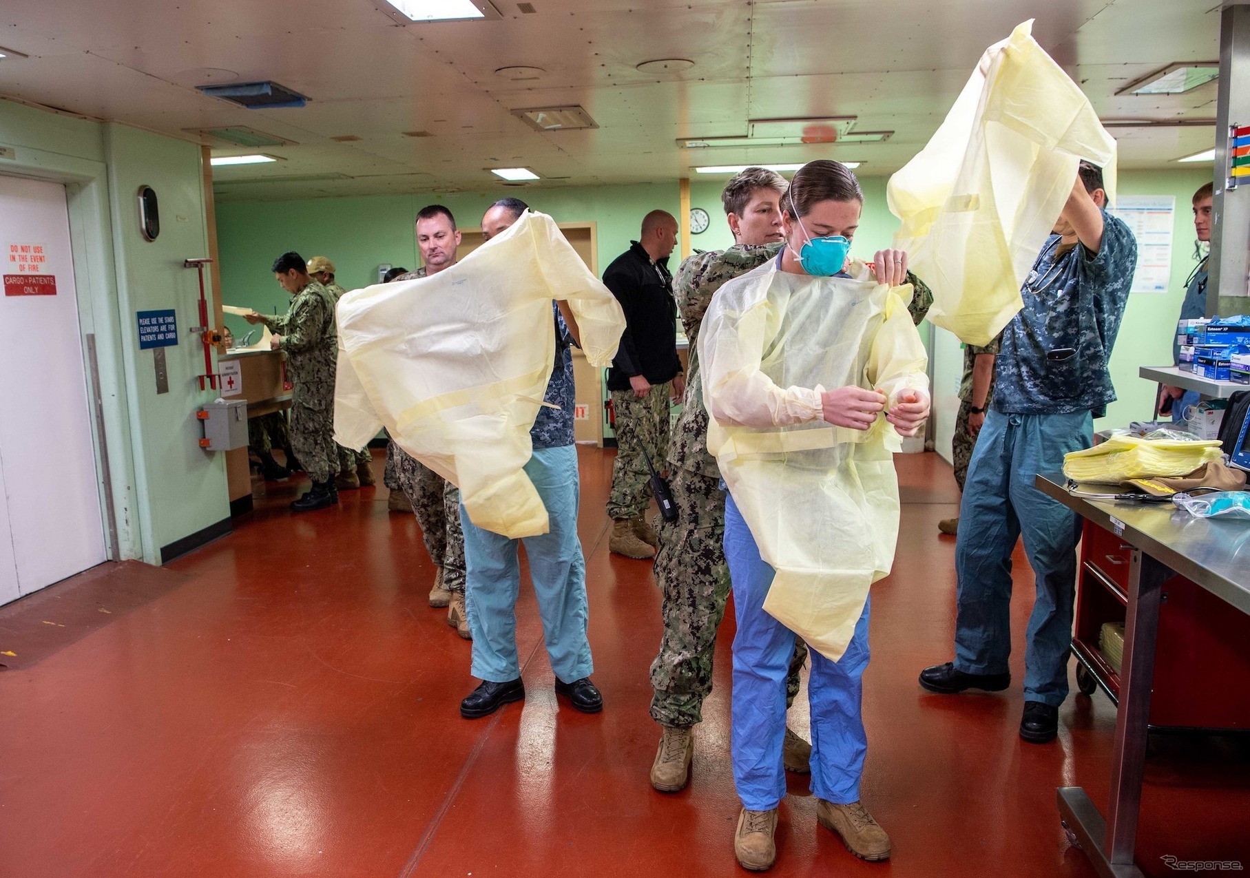 米海軍病院船マーシー（3月29日、ロサンゼルス）。最初の患者収容に準備する乗組員。