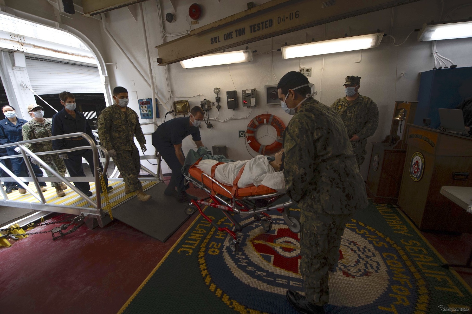 米海軍病院船コンフォート（3月31日、ニューヨーク）。患者収容の訓練。