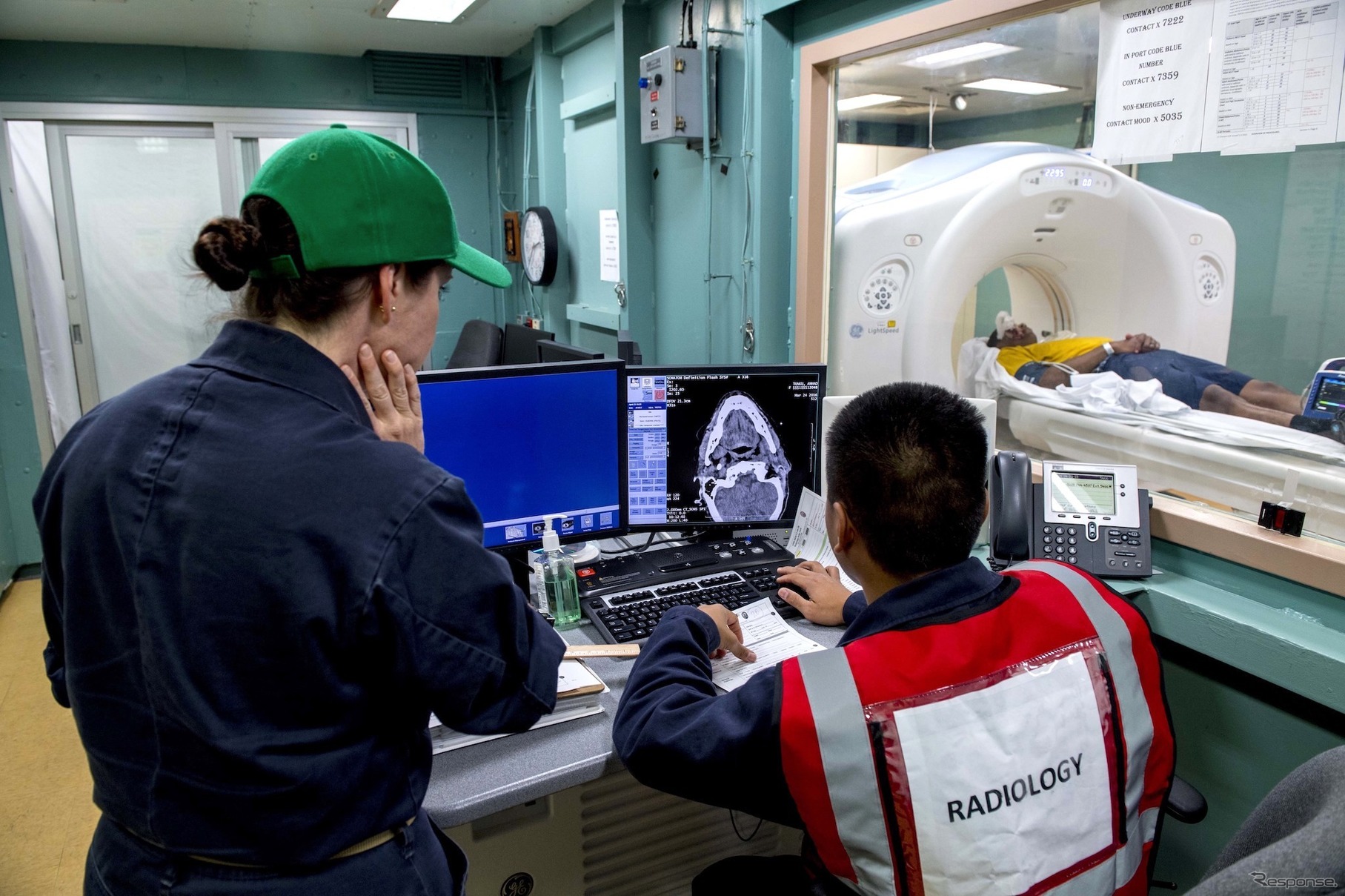 米海軍病院船マーシー（2018年4月23日、太平洋上）。CTスキャンの訓練。