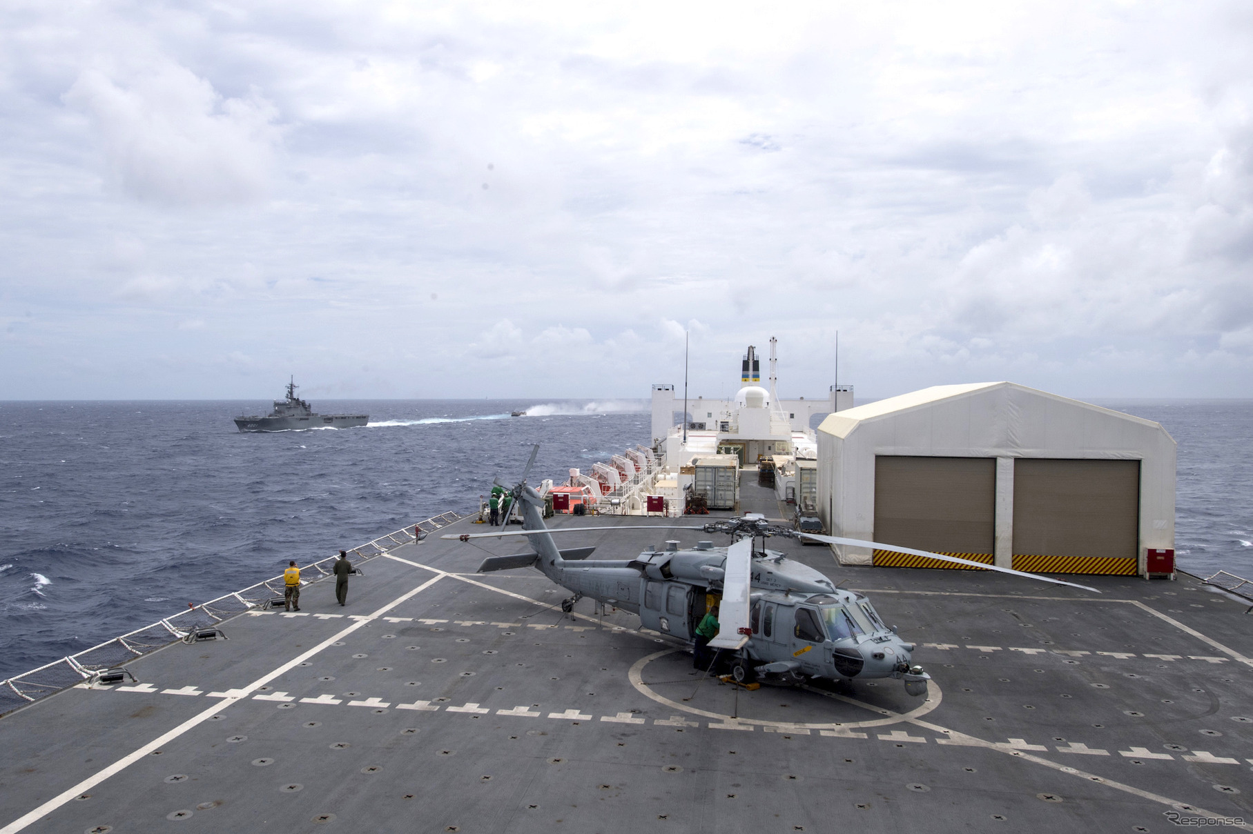 米海軍病院船マーシーのヘリコプター甲板。画面左奥、前の船は日本海上自衛隊のおおすみ、後ろはLCAC（2018年6月3日、南シナ海）。