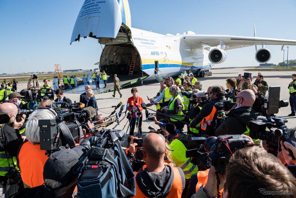 中国からの医療救援物資を積んでドイツ、ライプツィヒ空港に到着したアントノフ225ムリーヤ（4月27日）。