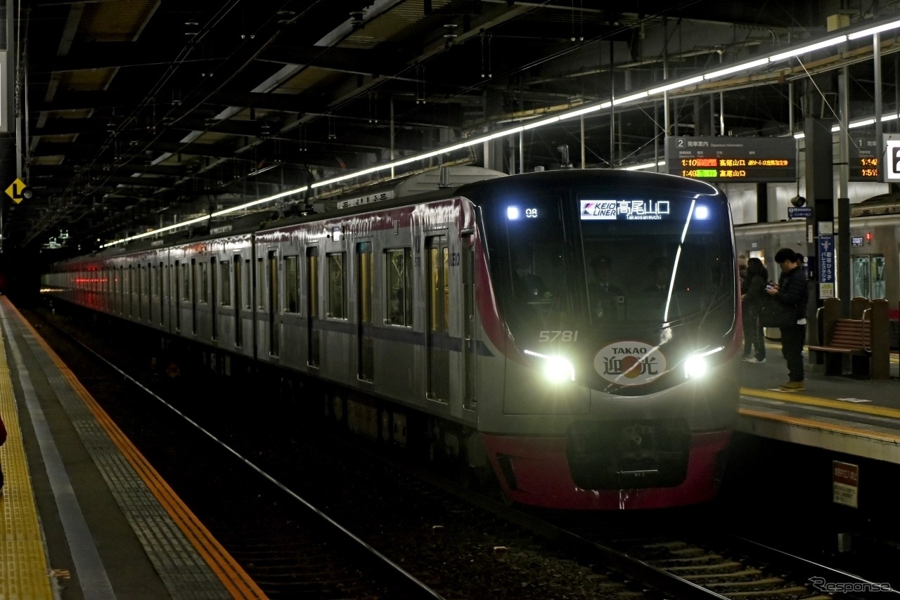 2019年の年明けに運行された京王の「迎光号」。元旦に運行を予定していた臨時列車も中止が相次いでいる。