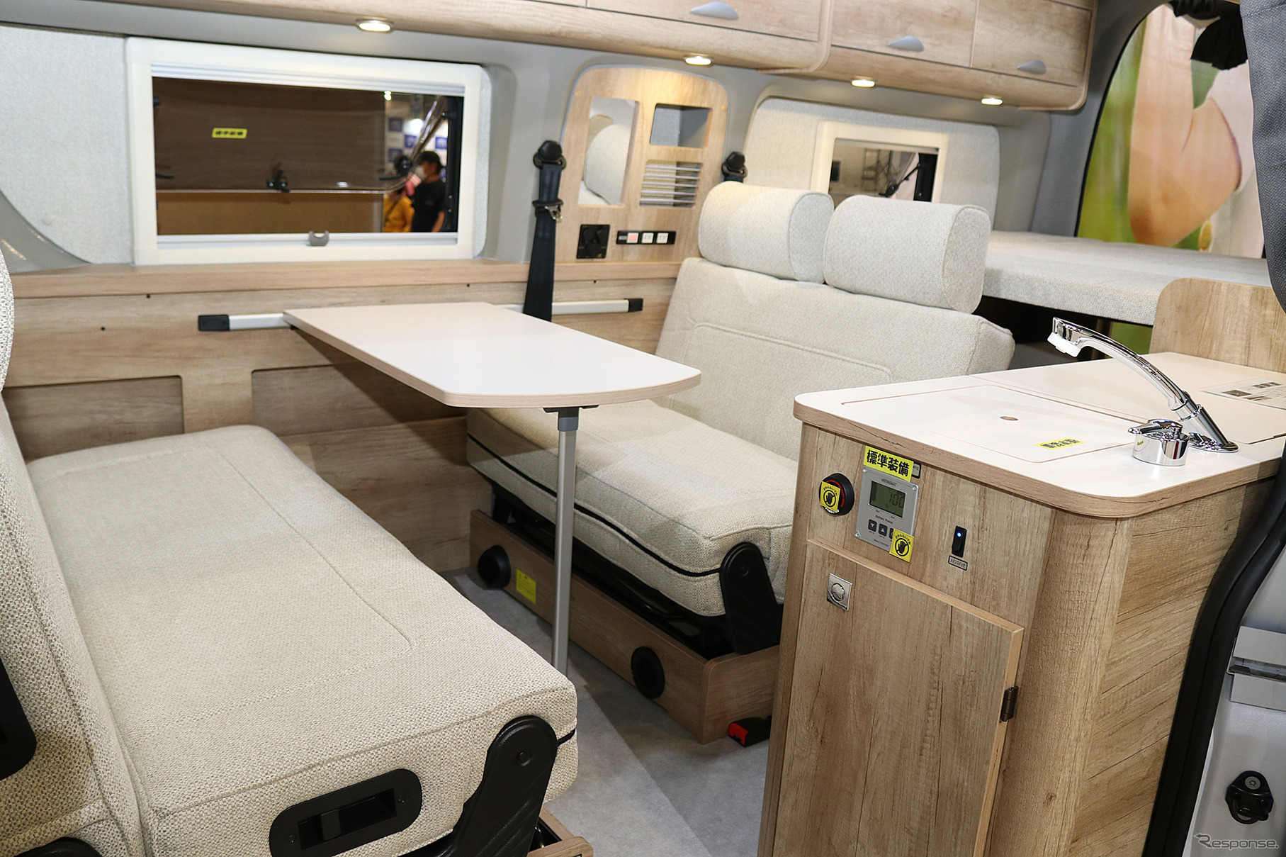 ナッツのリーク ツーは対面対座シート＋後部のベッド＆バゲッジスペースを備えたシンプルな構造。家具類なども充実している。