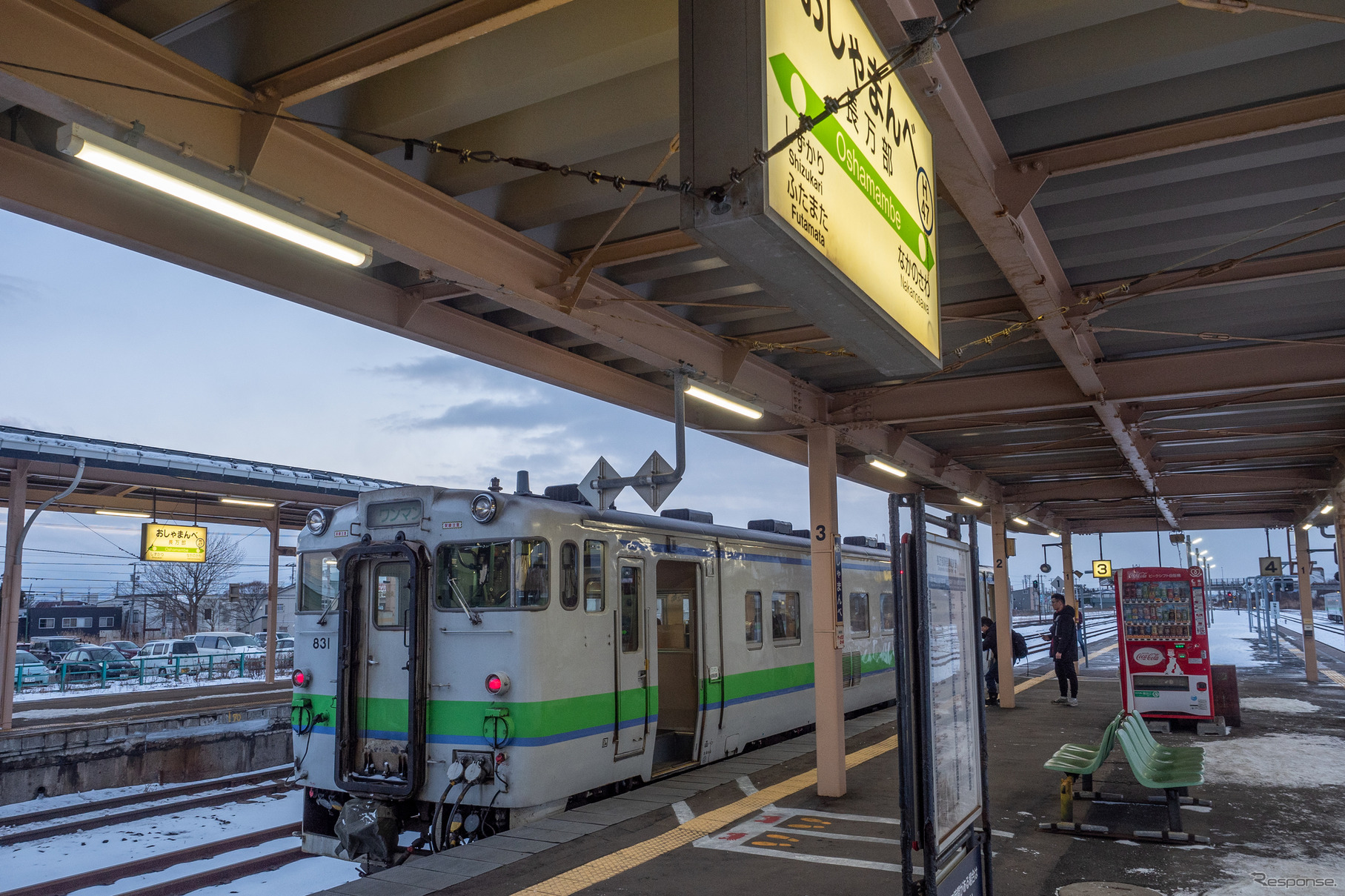 長万部駅で発車を待つ函館行き普通列車。「渡島ブロック」で協議している函館～長万部間は五稜郭以北で貨物列車が運行されているため、簡単には鉄道廃止を結論付けられない。