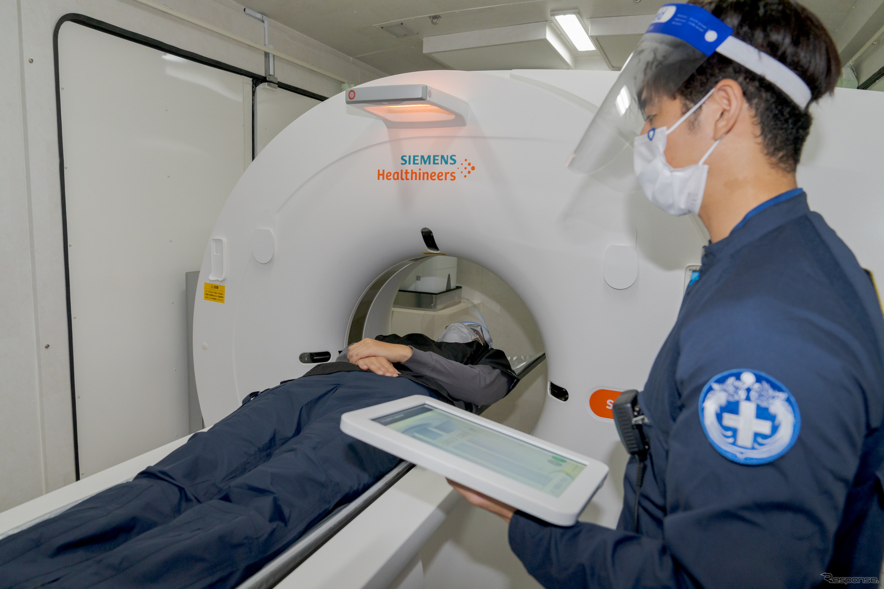 超音波検査室の奥にはCTスキャン用の部屋がある。このCT装置はサイズが非常にコンパクトでありながら、病院に設置されているものと同等の性能を持ち、タブレットによる操作にも対応しているとのこと。