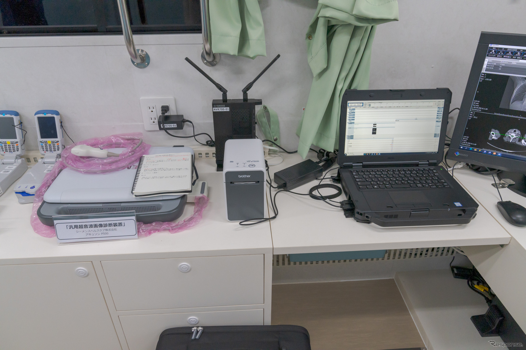 汎用超音波画像診断装置や、血液ガス分析装置が並ぶ。