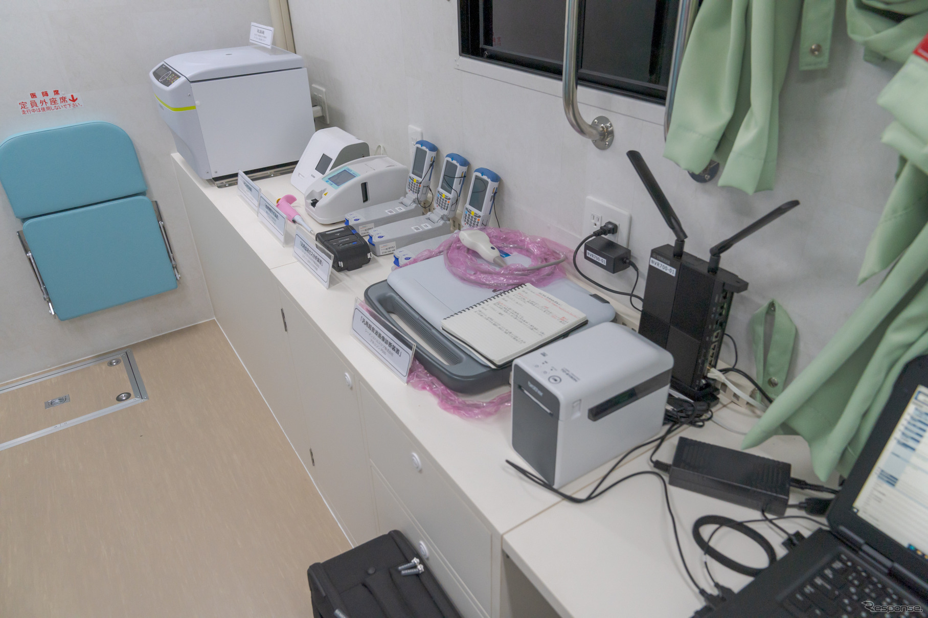 血液ガス分析装置の奥には、卓上遠心機や、PCR検査機、血液凝固分析装置などが置かれている。