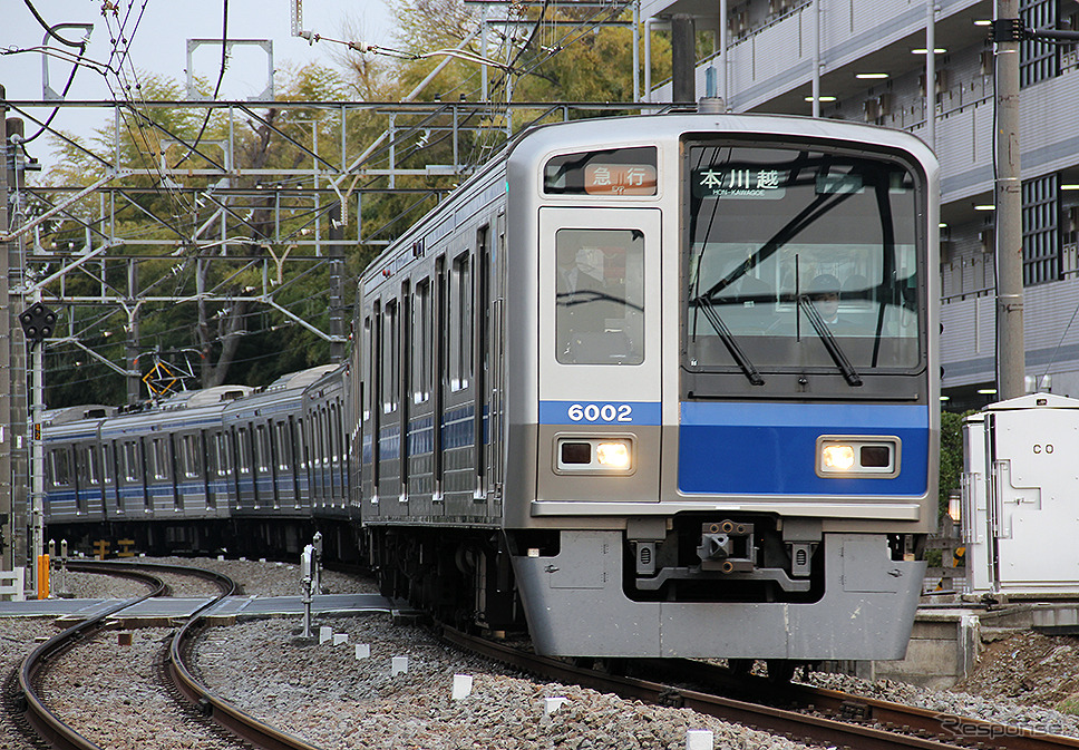 東京メトロ有楽町線直通用6000系。池袋線系統の有楽町線直通は日中に減便される。