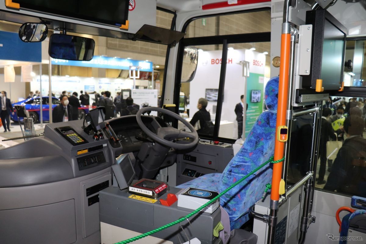 運転席は普通の小型バス（水素・燃料電池展2022）