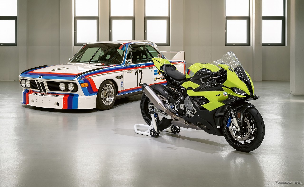BMW M 1000 RR 50 Years M（右）、BMW 3.0 CSL レースカー（左）
