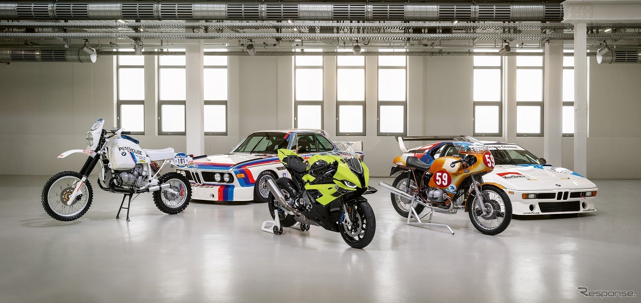 BMW R 90 G/S パリ・ダカール（前列左）、BMW M 1000 RR 50 Years M（前列中央）、BMW R90S レースバイク（前列右）、BMW 3.0 CSL レースカー（後列左）、BMW M1 プロカー（後列右）