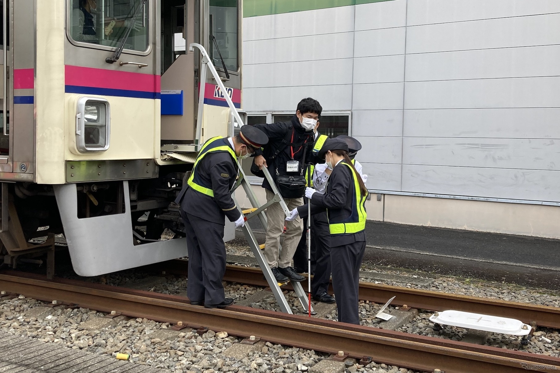 京王電鉄・総合事故復旧訓練：旅客（白杖使用者）の避難誘導