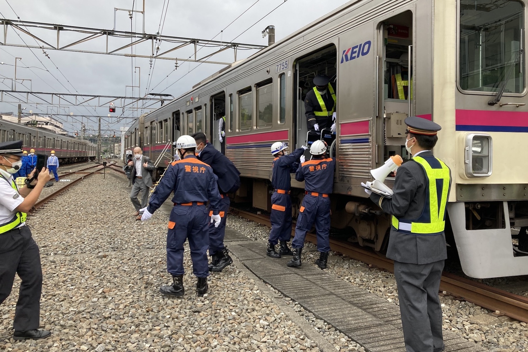 京王電鉄・総合事故復旧訓練：旅客（車椅子使用者）の避難誘導