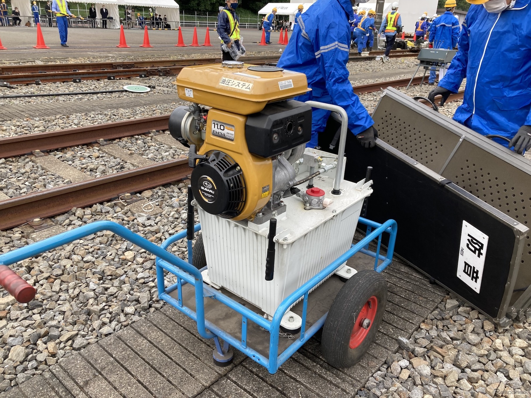 京王電鉄・総合事故復旧訓練：ジャッキを作動させる油圧ポンプ。エンジンはスバル製だ