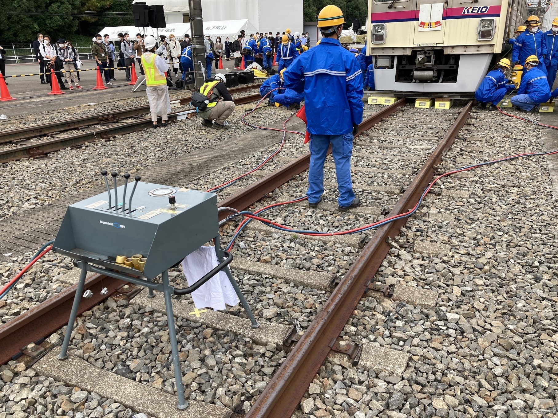 京王電鉄・総合事故復旧訓練：ジャッキを作動させる油圧制御